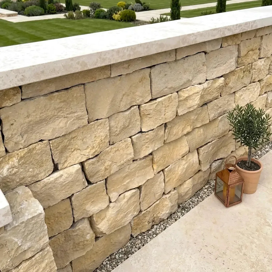 Massive Kalkstein-Verblendung in warmem Beige