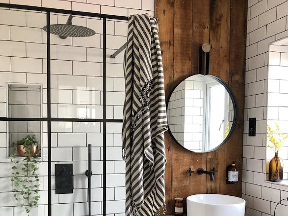 Weiße Manhatiles im Badezimmer