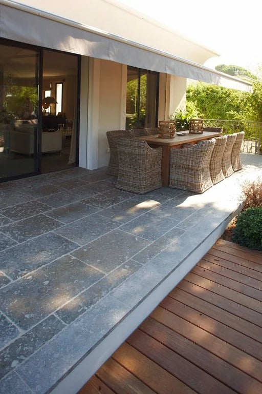Kalkstein auf einer großzügigen Terrasse