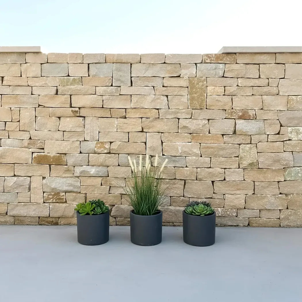 Kalkstein-Verblender an einer modernen Gartenmauer