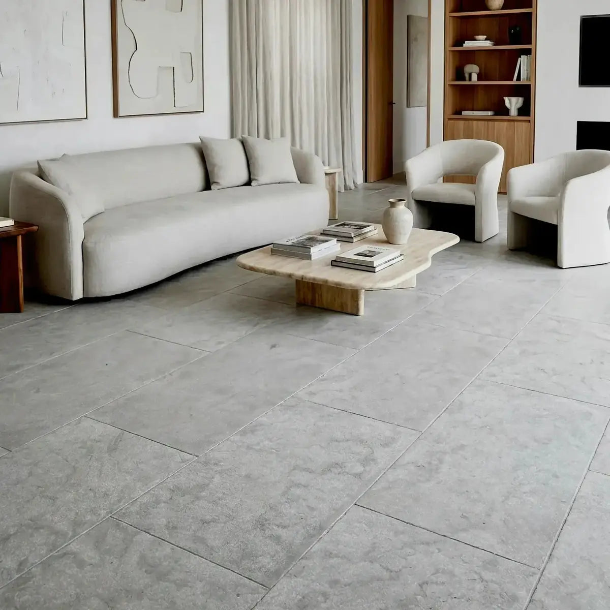 Wohnzimmer mit hochwertigem Natursteinboden