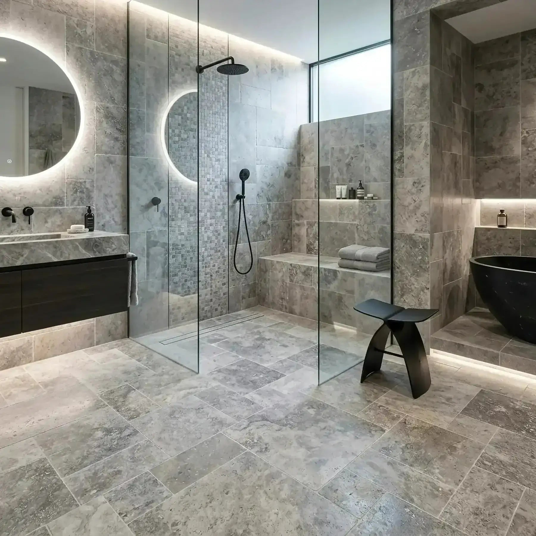 Badezimmer in Naturstein