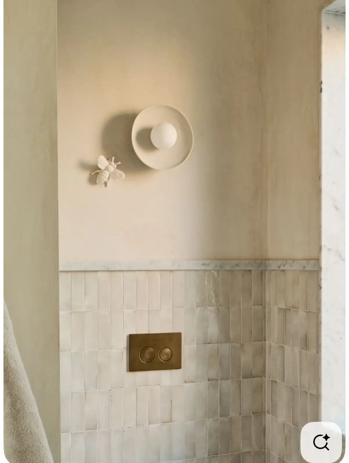 Helle Terracotta an der Badwand